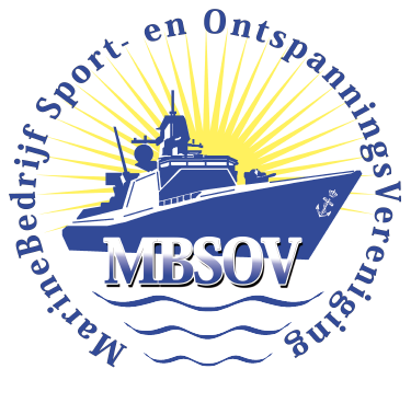 Het logo van de MBSOV, blauwe boot met letters MBSOV, gele zonvorm omringd in blauwe letters Marinebedrijf sport en ontspannings vereniging